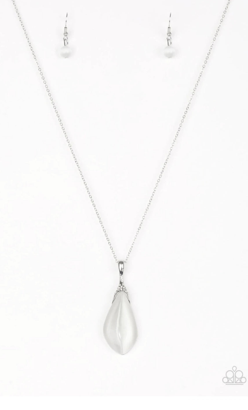 Friend In Glow Places Necklace White Paparazzi